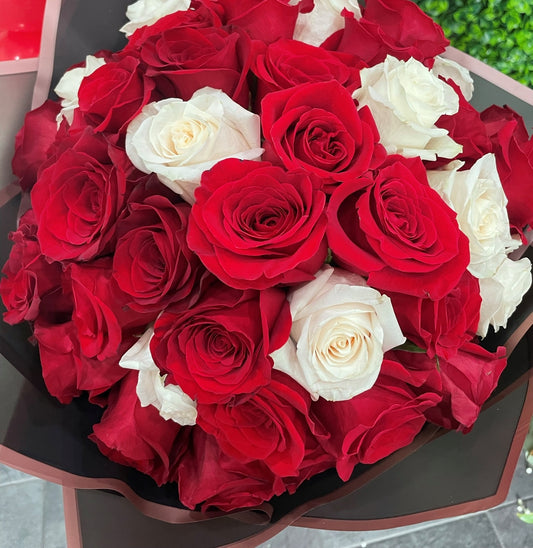 75 RED Rose Ramo BUCHON Queen Ribbon wording ❤️ – bouquetsbyrubyhtx